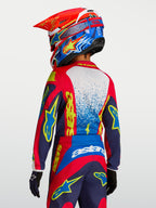 Alpinestars 2027 Fluid Drag Trøje Ungdom, rød og mørkeblå motocrosstrøje med gul grafik, set bagfra på en rytter