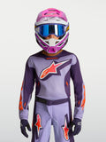 Alpinestars 2027 Fluid Hunt trøje ungdom, lilla og pink motocrossudstyr til børn, vist med racerhjelm og goggles.