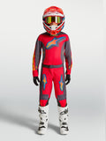 Alpinestars 2027 Ungdom Fluid Hunt trøje og udstyrssæt, rød og grå motocrossudstyr til børn på model.
