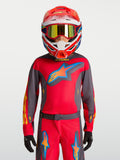 Alpinestars 2027 Fluid Hunt trøje ungdom, rød og grå motocrosstrøje, båret med racerhjelm, teknisk off-road gear