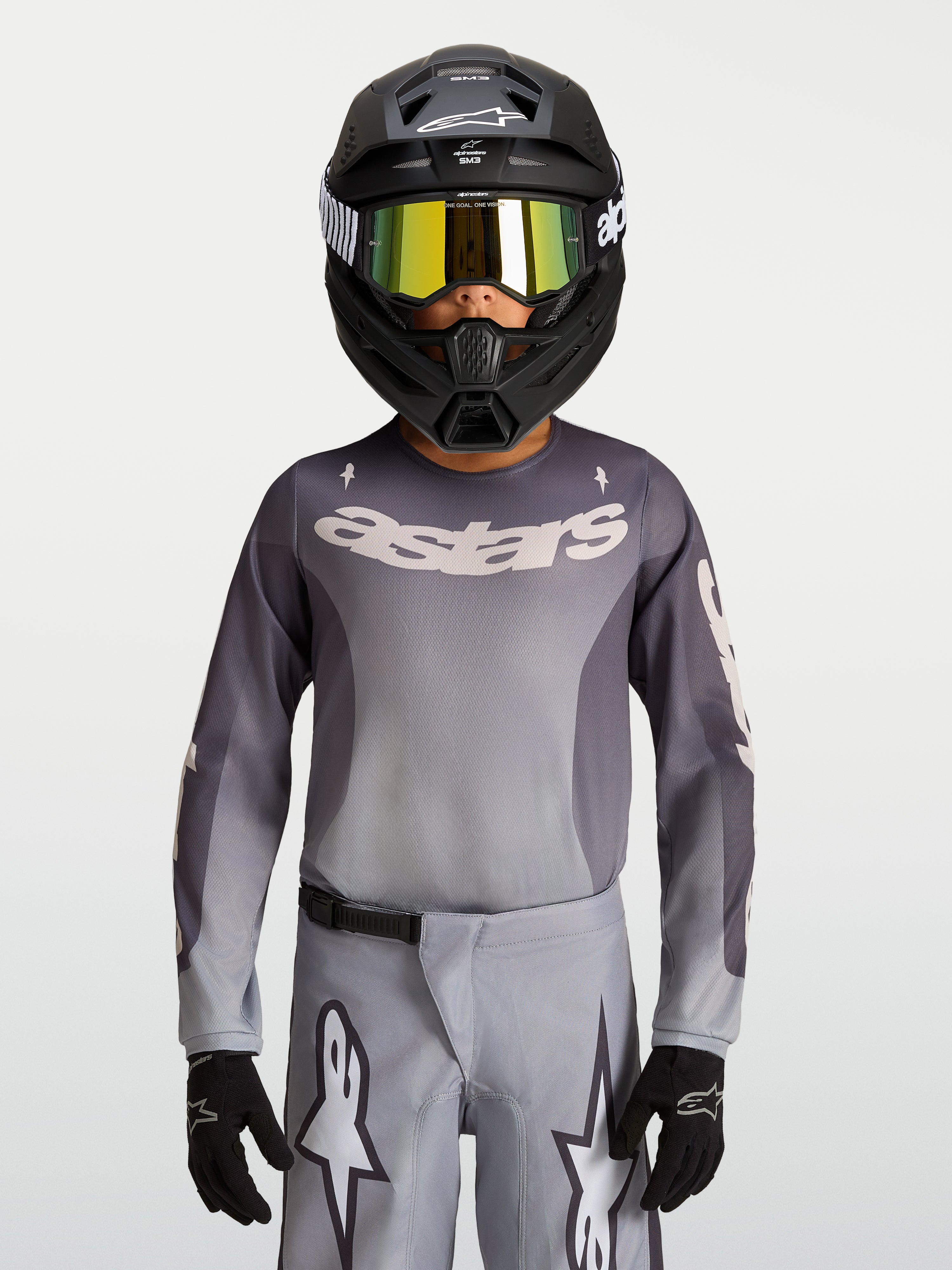 Alpinestars 2027 Fluid Amber Trøje Ungdom, grå og sandfarvet åndbar motocrosstrøje til terrænkørsel, vist på ung rytter.