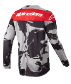Alpinestars Youth 2023 Racer Tactical Jersey, motocross-trøje, Cast Gray Camo og Mars Red, set bagfra med et rødt skulderpanel med hvidt Alpinestars-branding, abstrakt sort og gråt camouflagemønster, let og fugttransporterende udstyr til off-road racing