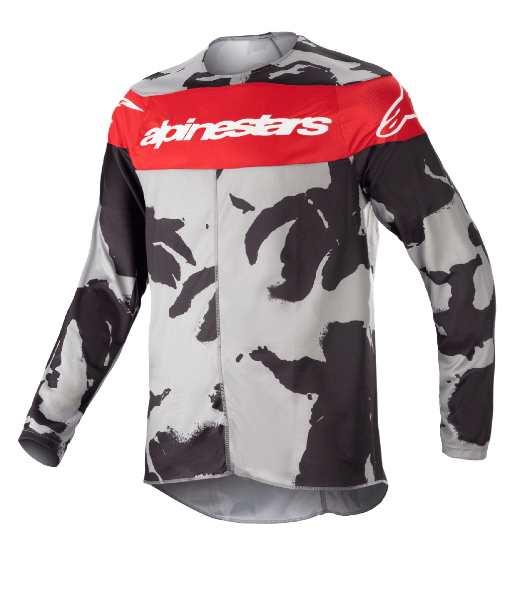 Alpinestars Youth 2023 Racer Tactical Jersey, motocross-trøje til unge, Cast Gray Camo og Mars Red, med et vandret rødt brystbånd med hvidt Alpinestars-logo, gråt og sort camouflagemønster, let og fugttransporterende materiale til off-road kørsel