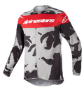 Alpinestars Youth 2023 Racer Tactical Jersey, motocross-trøje til unge, Cast Gray Camo og Mars Red, med et vandret rødt brystbånd med hvidt Alpinestars-logo, gråt og sort camouflagemønster, let og fugttransporterende materiale til off-road kørsel