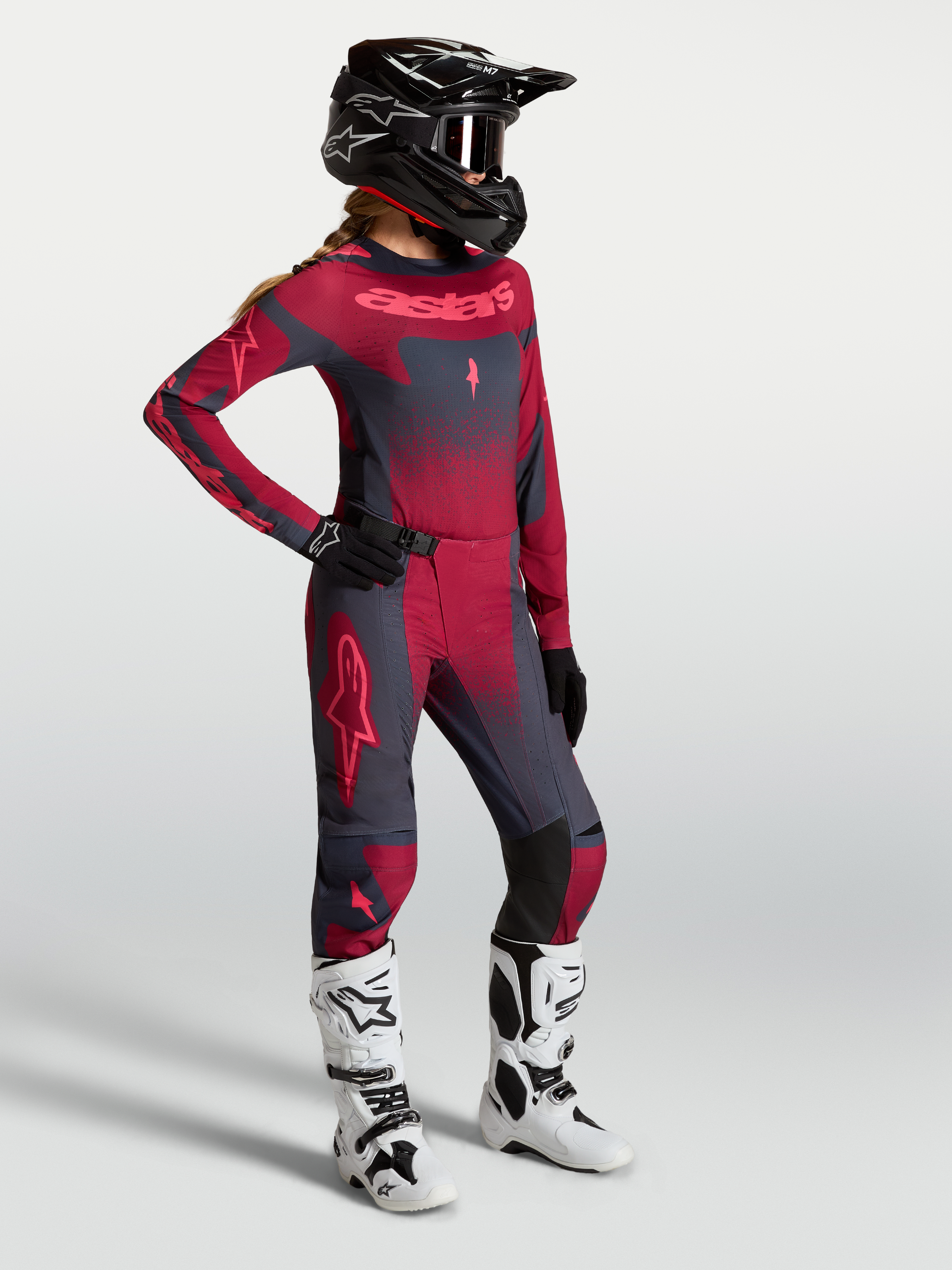 Alpinestars Stella Techstar Swan Gear Set AND Stella Techstar Swan bukser, dame-motocrossudstyr, mørkerød og mørkegrå.