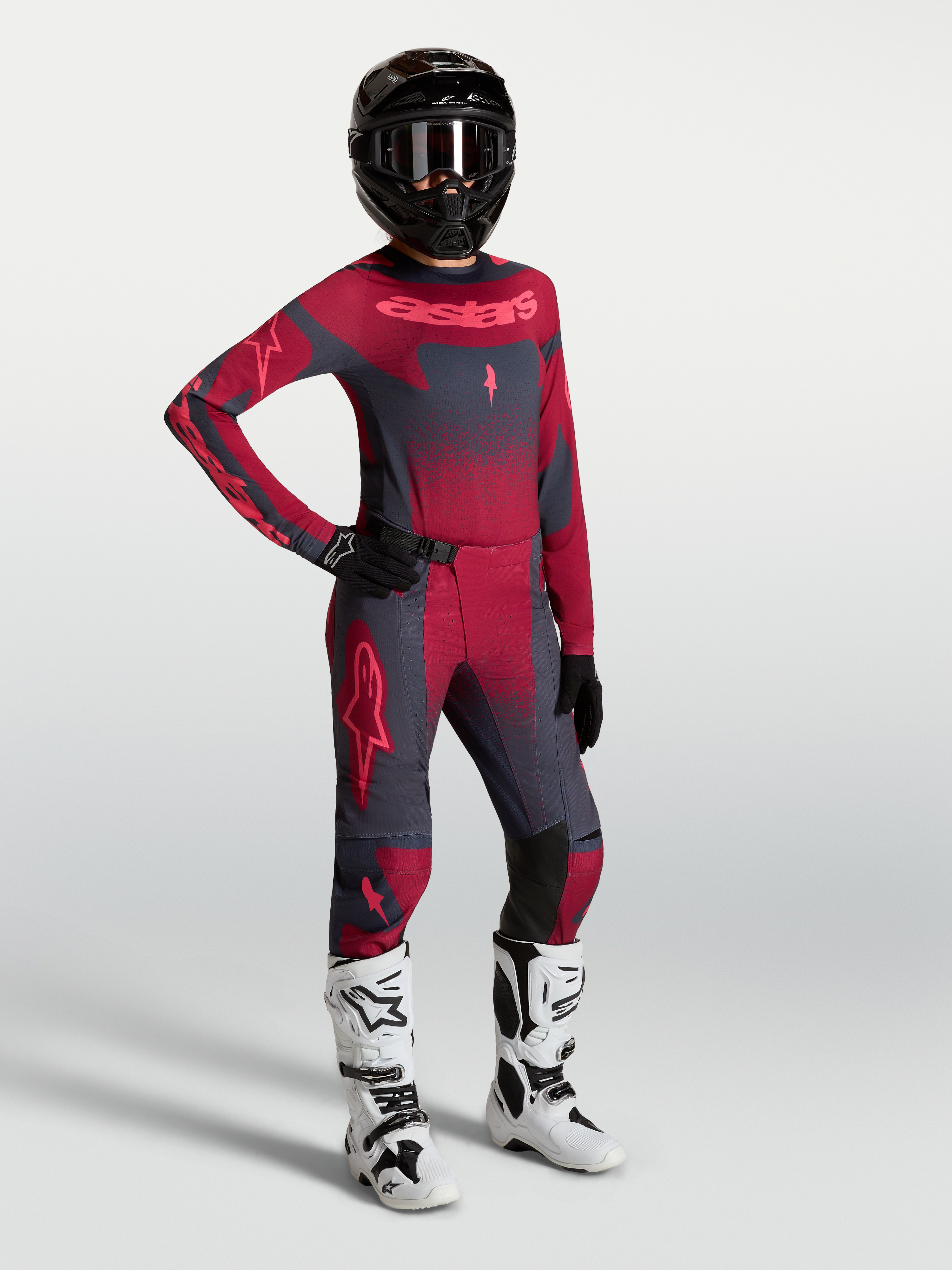 Alpinestars Stella Techstar Swan bukser og trøje, dame-motocross-sæt i mørkerød og mørkegrå med hvide racingstøvler, designet til terrænkørsel.