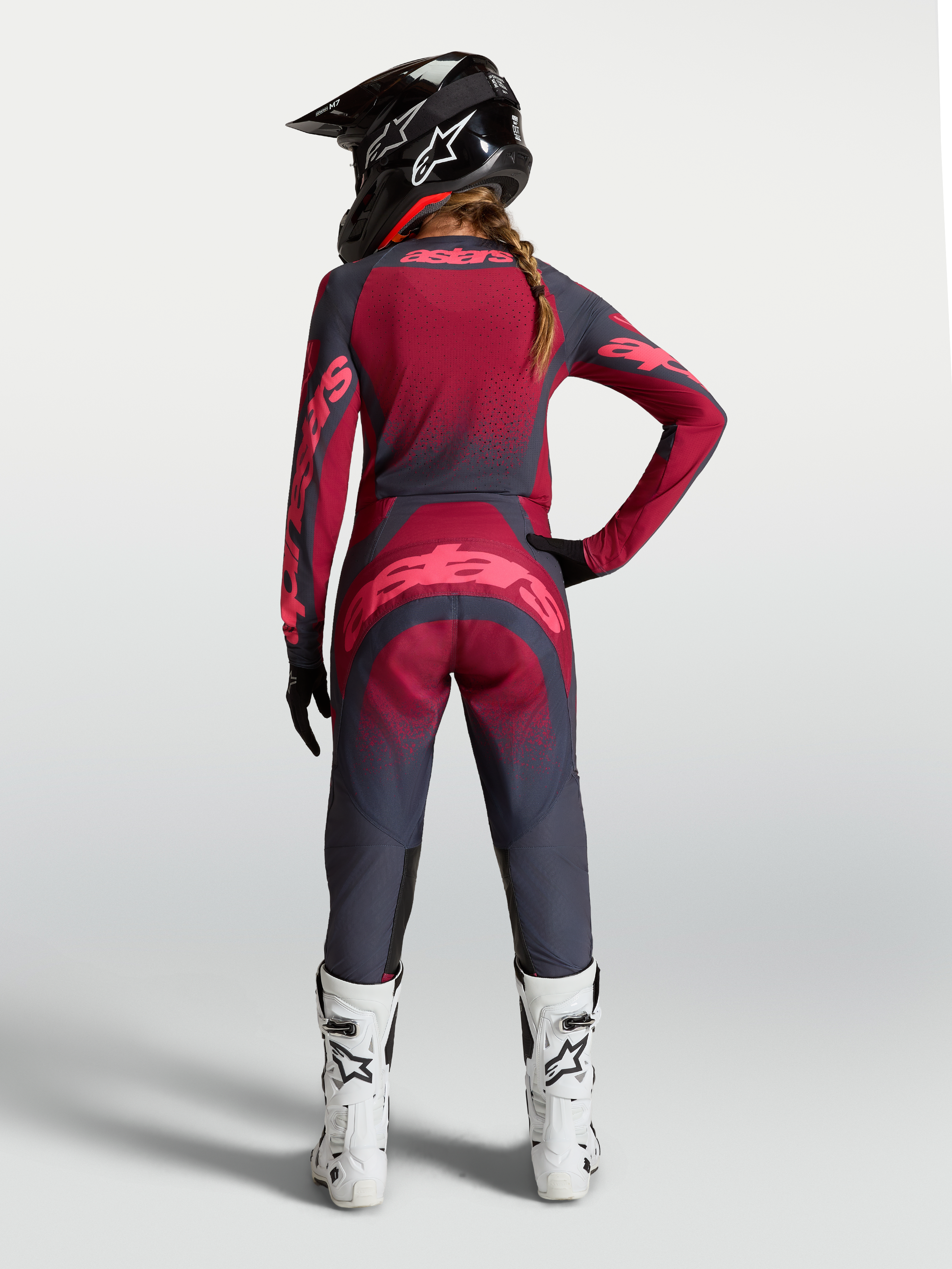 Alpinestars Stella Techstar Swan Gear Set og bukser, motocross-sæt til damer i mørkegrå og rød, set bagfra, højtydende off-road beklædning