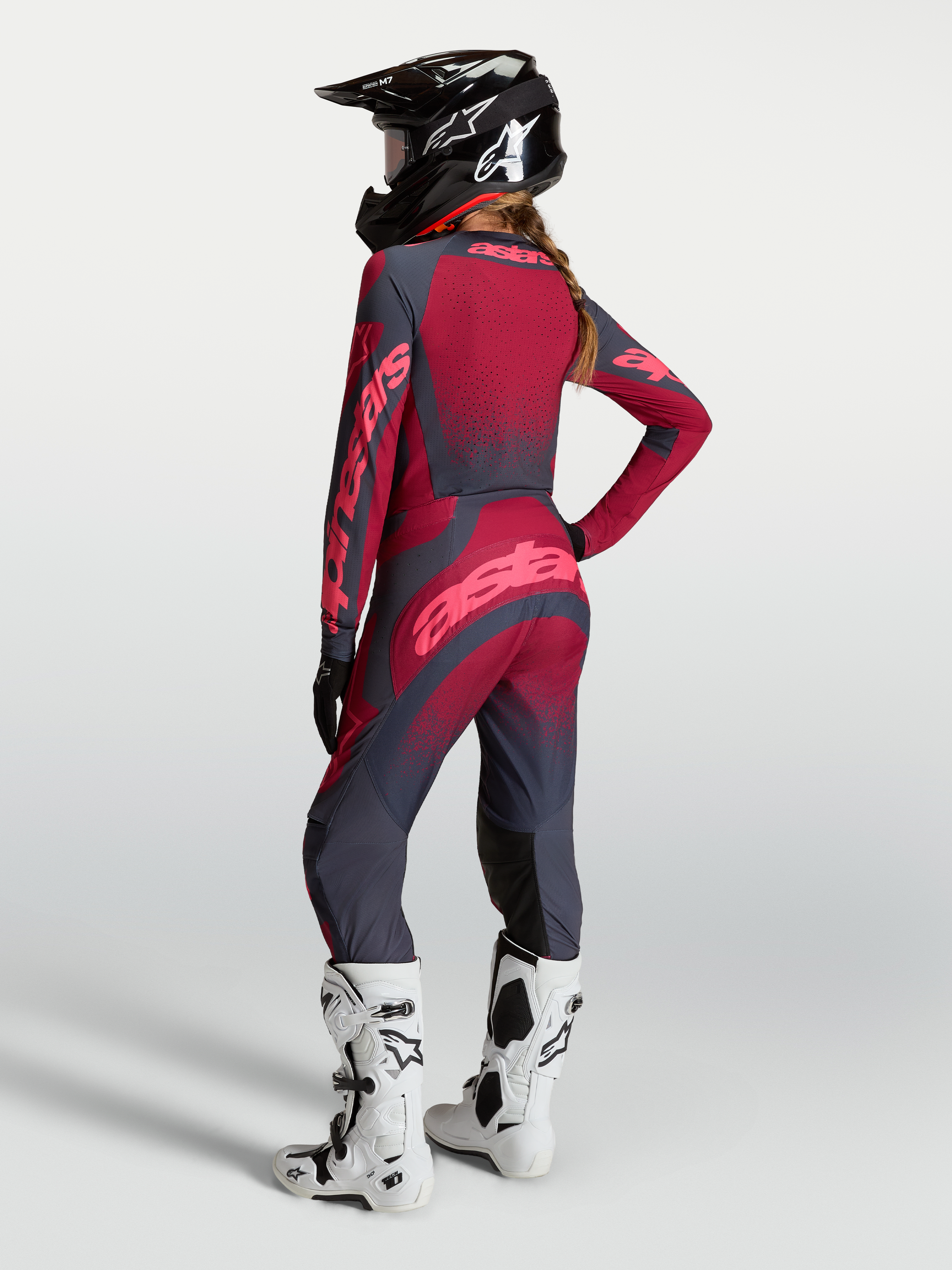Alpinestars Stella Techstar Swan bukser, motocrossbukser til damer, mørkerød og mørkegrå, holdbar strækkonstruktion til terrænkørsel, set bagfra.