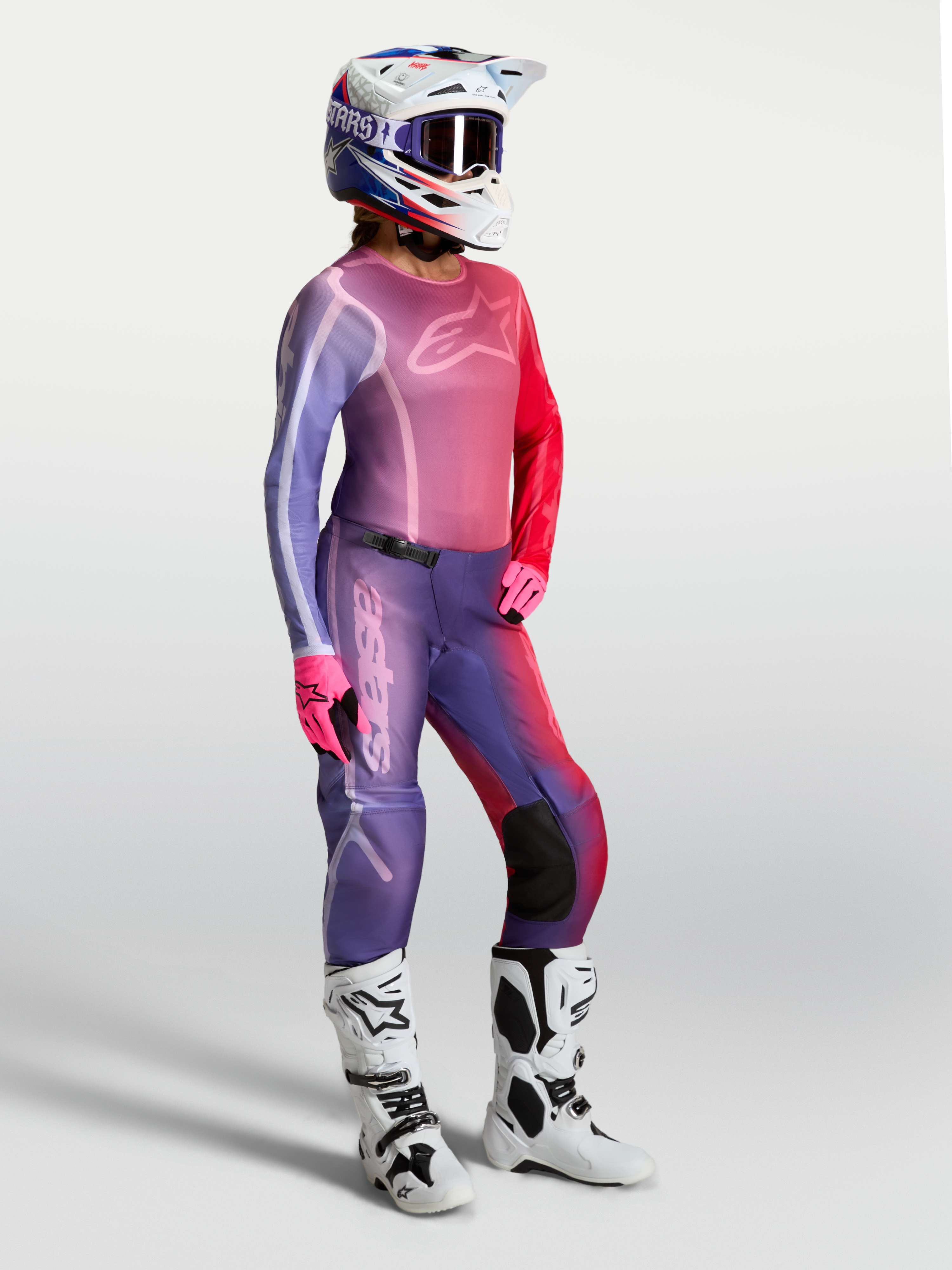 Alpinestars Stella Fluid Kepler trøje, lilla og rød motocross-trøje til damer, båret med hvide støvler.