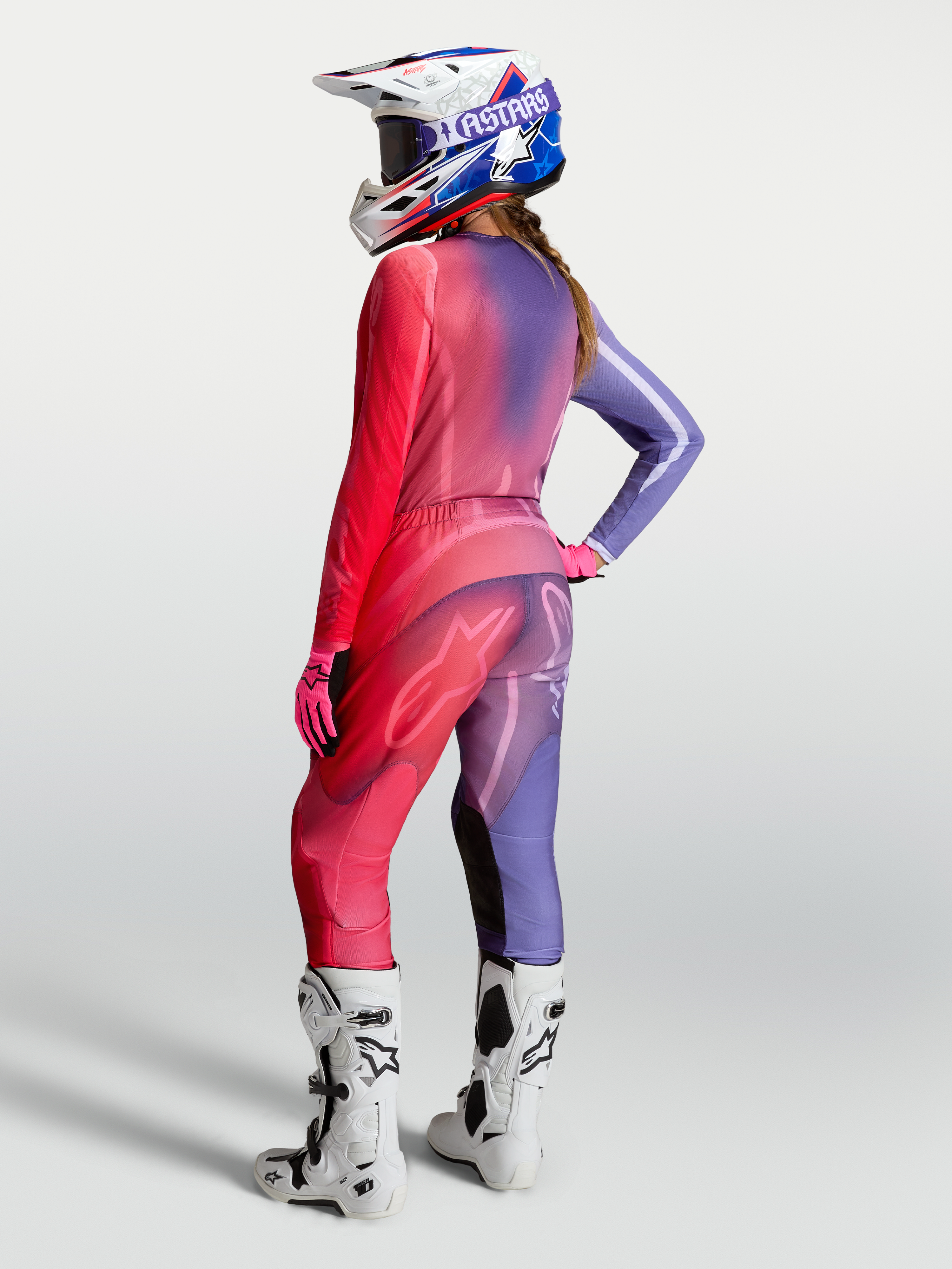 Alpinestars Stella Fluid Kepler gearsæt og bukser, dame-motocrosstøj i lilla og rød, set bagfra på model.