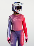 Alpinestars Stella Fluid Kepler trøje til kvinder, lilla og rød motocross-jersey med atletisk pasform, vist sammen med matchende MX-hjelm og handsker.