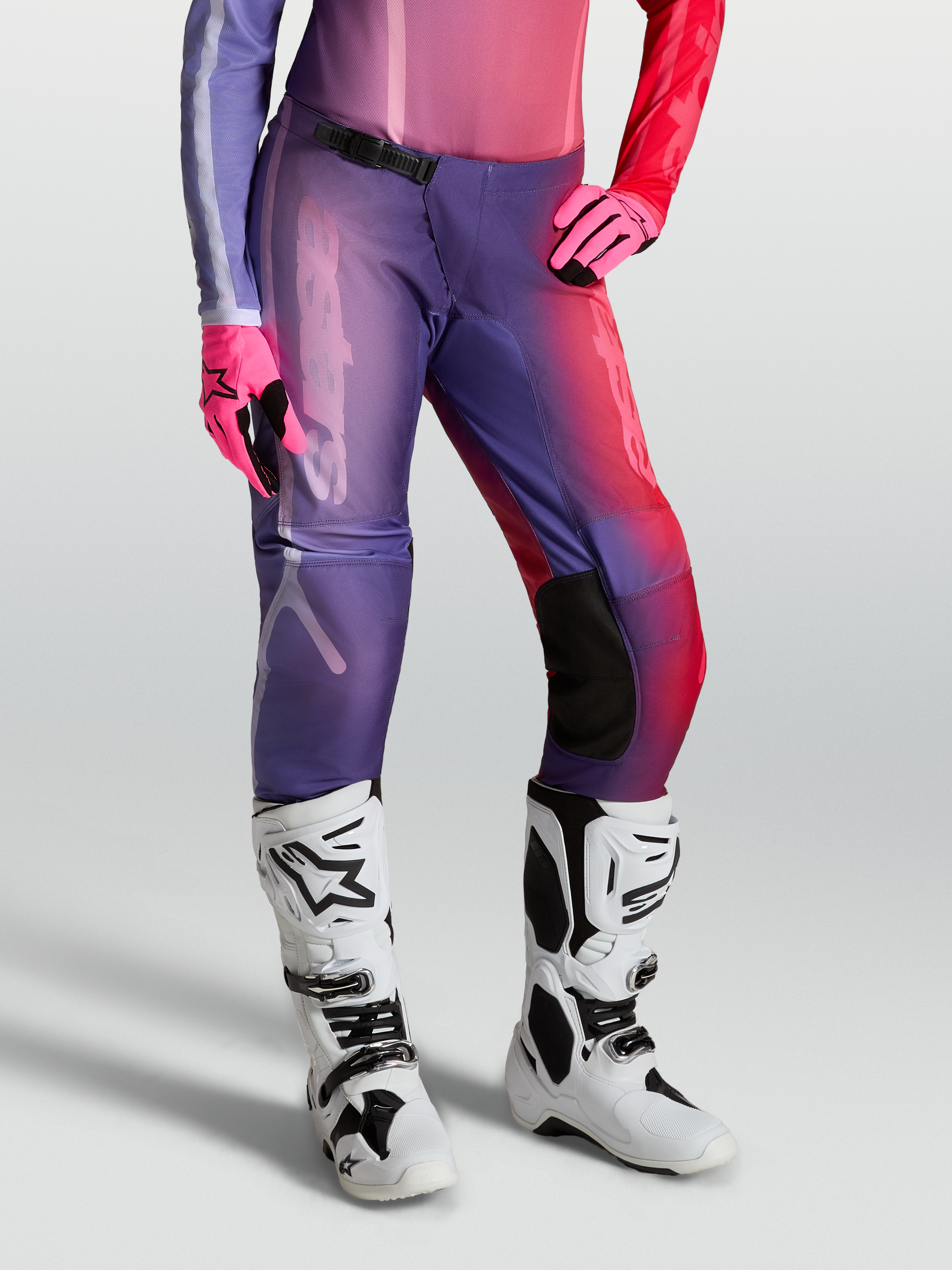 Alpinestars Stella Fluid Kepler bukser, motocrossbukser til kvinder, lilla og rød, med hvide motorcykelstøvler, off-road ydeevne