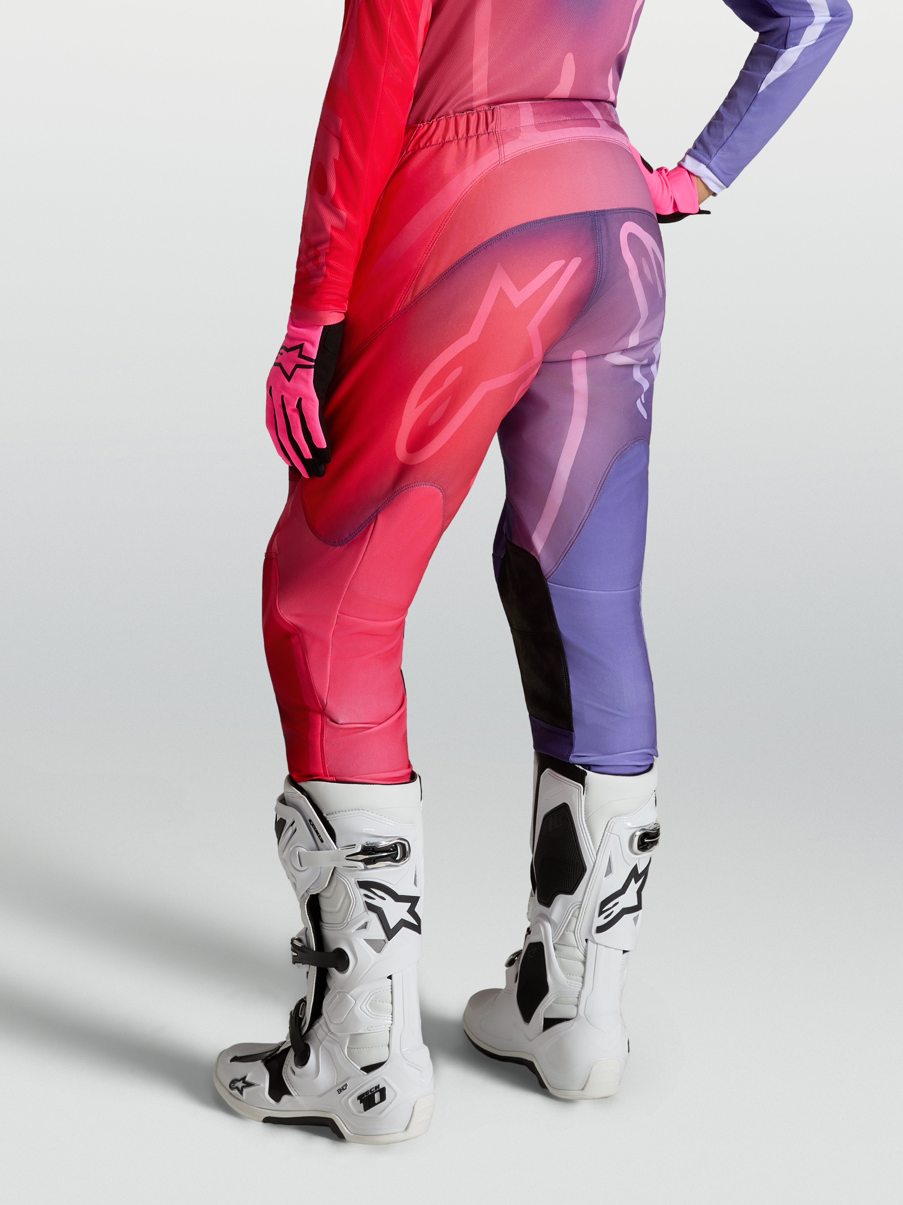 Alpinestars Stella Fluid Kepler bukser, motocrossbukser til kvinder, lilla og rød, med hvide støvler, bagfra, off-road ydeevne