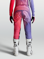 Alpinestars Stella Fluid Kepler Bukser, dame-motocrossbukser i lilla og rød, set bagfra med hvide støvler, præformet ergonomisk pasform.