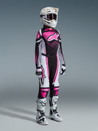 Alpinestars 2026 Stella Techstar Nomur udstyrssæt, komplet motocross-udstyr til kvinder, iøjnefaldende pink, sort og hvid jersey med matchende bukser, hvid hjelm og goggles, hvide og sorte støvler, professionelt koordineret motocross-outfit