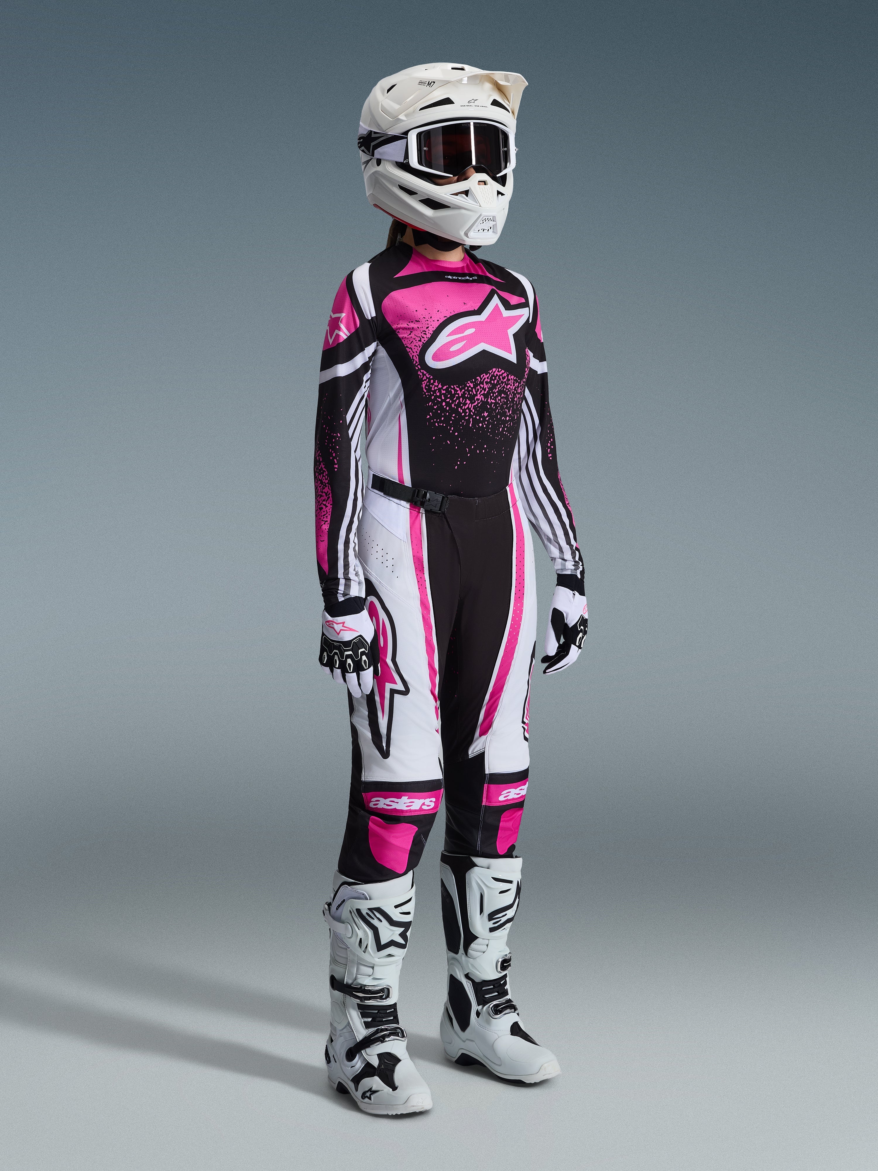 Alpinestars 2026 Stella Techstar Nomur udstyrssæt, komplet motocross-udstyr til kvinder, iøjnefaldende pink, sort og hvid jersey med matchende bukser, hvid hjelm og goggles, hvide og sorte støvler, professionelt koordineret motocross-outfit