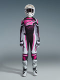 Alpinestars 2026 Stella Techstar Nomur udstyrssæt til kvinder, komplet motocross-raceroutfit i sort, hvid og fuchsia, trøje med stort stjernelogo og pink splash-design, matchende bukser, hvid hjelm med goggles, sort-hvide støvler, koordineret off-road-udstyr til damer