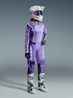 Alpinestars 2026 Stella Fluid Apex Gear Set, lilla og lavendel, kvindelig motocrosskører iført matchende trøje og bukser, hvid hjelm med lilla goggles, hvide og sorte støvler, sorte og lilla handsker, komplet performance-outfit til off-road racing til kvinder