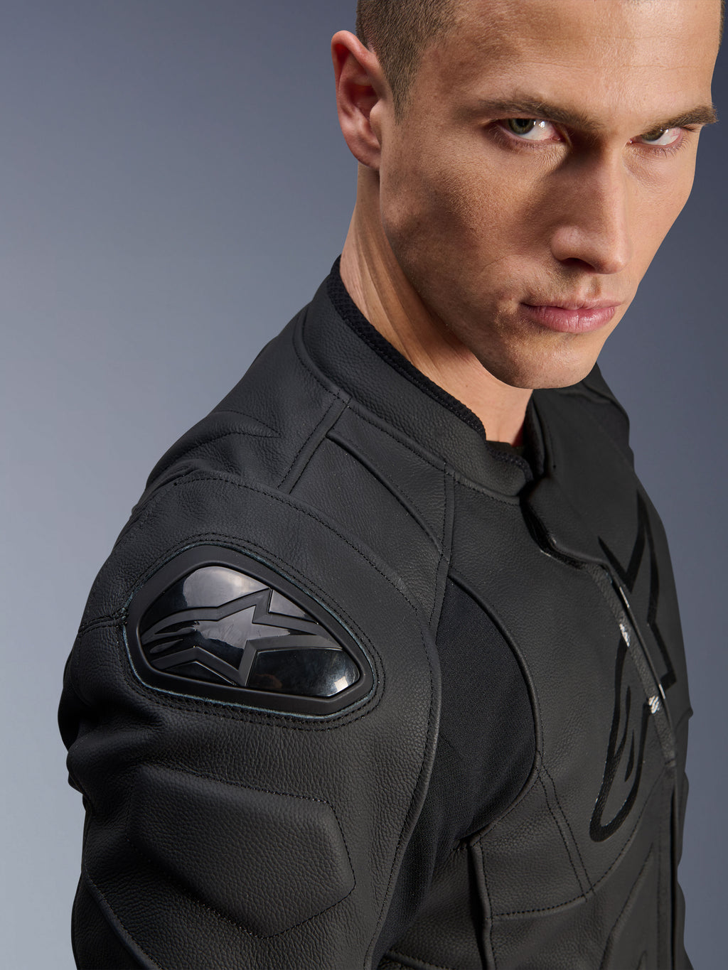 Alpinestars Dusk læderjakke, sort, nærbillede af skulder med ekstern DFS-beskyttelse og Alpinestars stjernelogo, premium bovin læder med teksturerede paneler, sport motorcykeludstyr