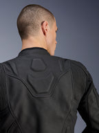 Alpinestars Dusk læderjakke, sort, nærbillede af den øverste del af ryggen og skuldrene, der viser det prægede DUSK-logo på et polstret panel, læder stretch-accordion, førsteklasses konstruktion i bovint læder