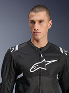Alpinestars T-SPS Air V2-jakke, tekstil motorcykeljakke, sort og hvid, med stort hvidt logo på brystet og mesh-paneler, sportslig pasform båret af mandlig model