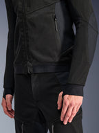 Alpinestars Troop-Air Pro-jakke i Black Black, tætbillede af teknisk pansret luftjakke med detaljeret 2D tech mesh-konstruktion, lynlåslommer og elastisk kant med Alpinestars-branding, ærmer med integrerede tommelfingerløkker, kombineret med matchende motorcykeludstyr.