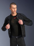 Alpinestars Troop-Air Pro jakke, sort, premium teknisk pansret luftjakke med mesh-konstruktion, båret åben over et sort base layer med et rødt logo, kombineret med matchende mesh-motorcykelbukser, urban moderne kørestil