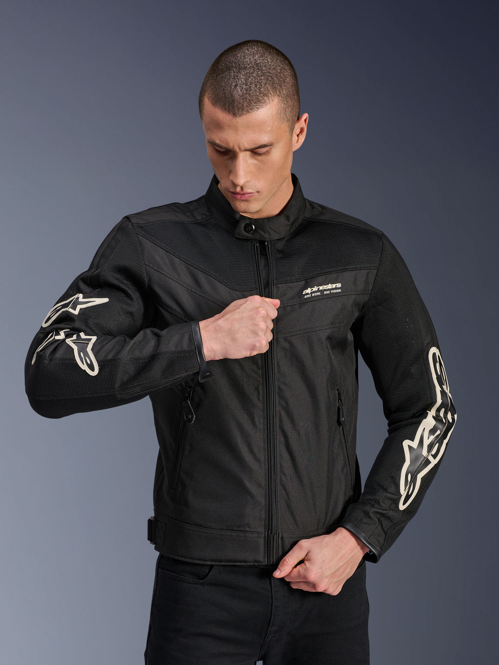 Alpinestars T-Dyno Air Jakke, sort, tekstil motorcykeljakke med 3D-mesh-paneler og hvide ærmelogoer, båret af en model der lyner fronten, urban street-kørestil