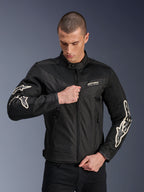 Alpinestars T-Dyno Air Jakke, sort, tekstil motorcykeljakke med 3D-mesh-paneler og hvide ærmelogoer, båret af en model der lyner fronten, urban street-kørestil