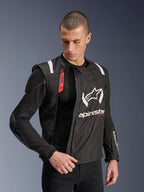 Alpinestars T-Stunt Air-jakke, sort og hvid motorcykeljakke, båret af mandlig model, der viser modulær mesh-konstruktion og synlig indvendig beskyttelse på skulder og albue, Alpinestars-logo på brystet, Tech-Air®-klar, sportssnit til landevejskørsel