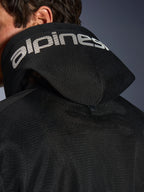 Alpinestars Chrome Superairflow Hoodie, sort, detaljeret visning af 3D mesh-hætten med hvid Alpinestars-branding over toppen, der viser den bageste stabiliseringstrykknap, ventileret tekstil-motorcykeludstyr til ekstrem varme