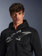 Alpinestars Chrome Superairflow Hoodie, sort motorcykelhættetrøje, har 3D mesh-konstruktion med et stort hvidt grafisk logo på brystet, båret af en model, beklædning til urban sportskørsel med et moderne ventileret design