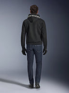 Alpinestars Chrome Superairflow Hoodie, sort motorcykelhoodie med hvid branding på hætten, set bagfra, båret med mørkeblå jeans, sorte handsker og sorte og hvide støvler, urbant sportskøreudstyr