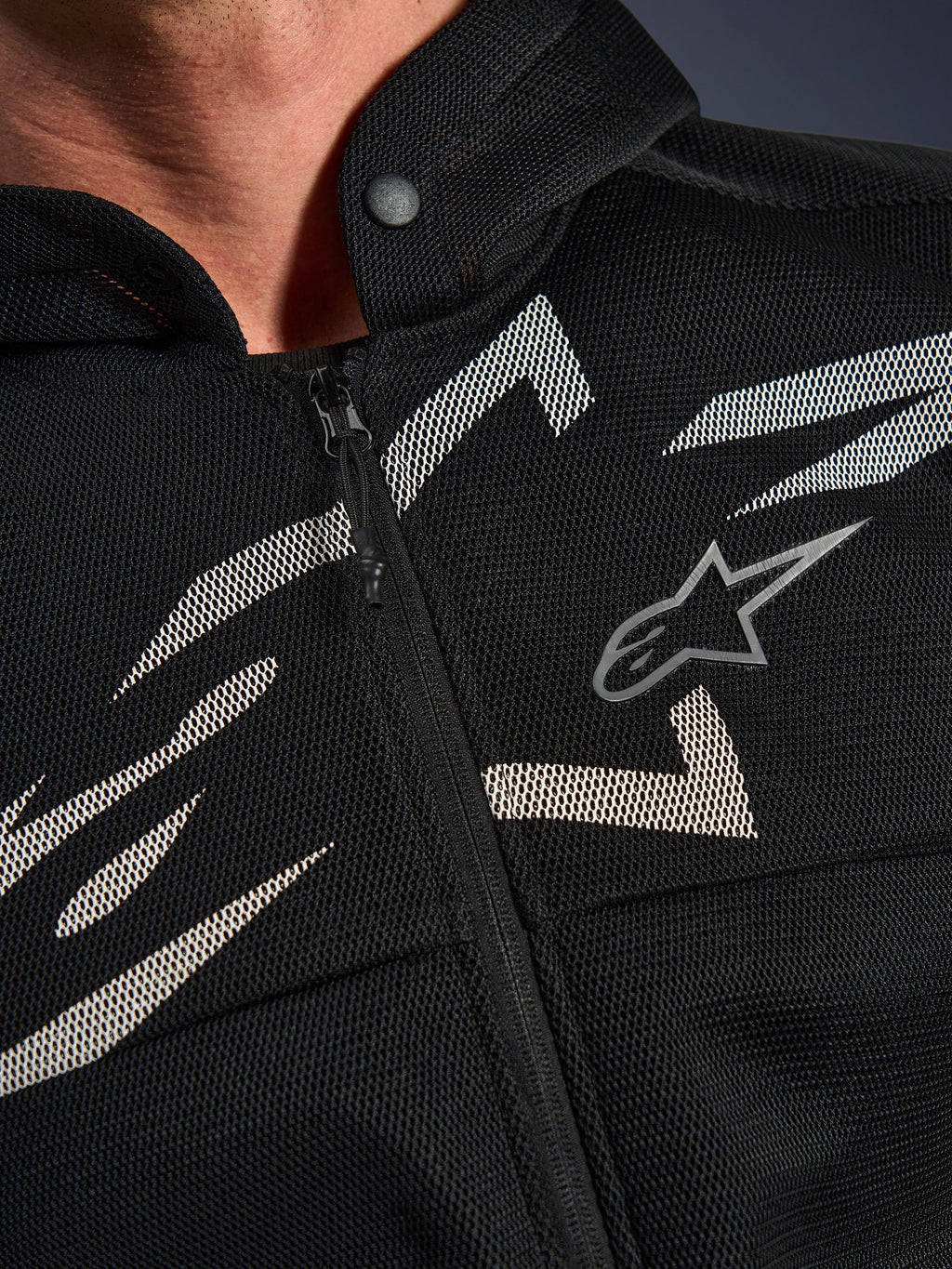 Alpinestars Chrome Superairflow Hoodie, motorcykel-hættetrøje, sort med hvid og grå grafik, nærbillede af brystet der viser 3D teknisk mesh-konstruktion, lynlås foran og krave med trykknap, med Alpinestars-logo