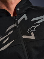 Alpinestars Chrome Superairflow Hoodie, motorcykel-hættetrøje, sort med hvid og grå grafik, nærbillede af brystet der viser 3D teknisk mesh-konstruktion, lynlås foran og krave med trykknap, med Alpinestars-logo