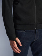 Alpinestars Chrome Superairflow Hoodie, sort, nærbillede af højmodstandsdygtigt 3D teknisk mesh-stof, med ribbet stretch jersey-manchet og elastisk tommelfingerløkke, båret med blå jeans