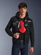 Alpinestars Chrome Superairflow Hoodie i sort, med hvide og grå Astars-logoer, båret af en mandlig model med en rød brystbeskytter synlig nedenunder, 3D-mesh-tekstil til ventilation, sportsligt urbant motorcykeltøj