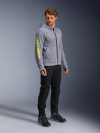 Alpinestars Chrome V2 Sport hættetrøje, grå meleret og neon gul, mandlig model med sorte bukser og sorte køresko, markant gul branding på ærmet og brystet, afslappet urbant motorcykeludstyr