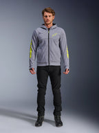 Alpinestars Chrome V2 Sport Hoodie, gråmeleret med fluoriserende gule detaljer, urbant motorcykeltøj, vist med sorte bukser og sorte køresko, teknisk fleece med markant gul branding på ærmer og bryst, afslappet street-stil til kørsel