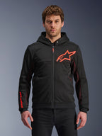 Alpinestars Chrome Air Sport Hoodie, sort hættetrøje med lynlås, rødt fluo stjerne-logo og detaljer på ærmerne, røde mesh-sidepaneler til ventilation, afslappet urban kørebeklædning båret af en model