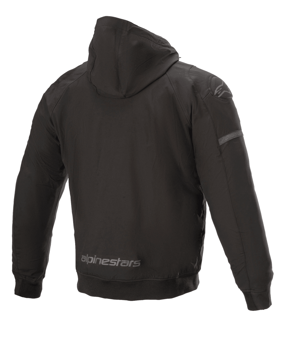 Alpinestars Sektor Tech V2 Hoodie, sort motorcykeljakke, set bagfra, viser vindafvisende tekstilskal, reflekterende Alpinestars-branding på den nederste kant, tredimensionelle skulderindsatser og teknisk urbant design.