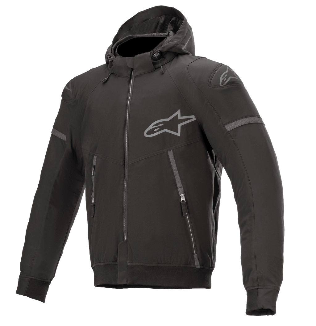 Alpinestars Sektor Tech V2 Hoodie, sort med grå detaljer, motorcykeljakke med hætte, gennemgående lynlås foran, to lynlåslommer, gråt Alpinestars-logo på bryst og skulder, urbant moderne design med reflekterende detaljer