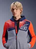 Alpinestars MM93 Chrome V2 Sport hættetrøje, urban motorcykel hættetrøje, Blue Navy og gråmeleret med Rød Fluo detaljer, med Marc Marquez 93-branding og Alpinestars-logo, design med fuld lynlås, afslappet livsstilsbeklædning til kørere