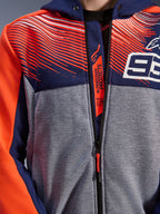 Alpinestars MM93 Chrome V2 Sport Hættetrøje, tætbillede af bryst og krave, mørkeblå og gråmeleret teknisk fleece med rød fluo-grafik, med det hvide 93-logo og Alpinestars Protects-branding på den indvendige lynlåsflap, Tech-Air® klar motorcykeltøj.