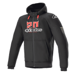 Alpinestars FQ20 Chrome Ignition Monster hættetrøje, sort motorcykelhættetrøje med lynlås, rødt og hvidt '20'-logo på brystet, Alpinestars tekstlogo, røde snore, hvidt logo på skulderen, Monster Energy-klo på ærmet, beskyttende urbant køreudstyr