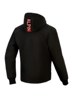 Alpinestars Radium Tech Hoodie, set bagfra, sort med klar rød, lodret Alpinestars-branding på hætten, 3-lags vindtæt teknisk skal, ribstrikkede stretch-manchetter og strømlinet urban atletisk pasform.