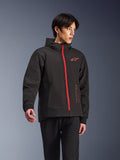 Alpinestars Radium Tech Hoodie, urban motorcykeljakke, sort med klar rød lynlås, med rødt Alpinestars-logo på brystet og rød tekst på siden, teknisk vindtæt skal med hætte og ribbede manchetter, moderne street-stil til motorcyklister