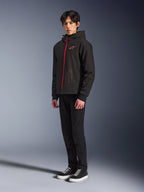Alpinestars Radium Tech Hoodie, Black Bright Red, teknisk hættetrøje til bykørsel med rød lynlås foran og logo på brystet, båret af en model med sorte bukser og sorte sneakers med hvide såler, studiefoto i fuld figur
