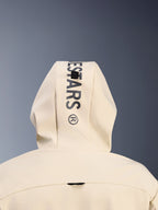 Alpinestars Radium Tech Hoodie i Mastic Aluminum, nærbillede af hætten bagfra med lodret sort Alpinestars-branding og systemet til fastgørelse af hætten, detalje af urbant motorcykeltøj