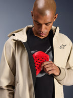 Alpinestars Radium Tech Hoodie i Mastic Aluminum, urban motorcykeljakke, model der demonstrerer indvendig beskyttelseslomme med en rød Nucleon brystbeskytter, vindtæt tech-shell med et afslappet hættetrøjedesign og Alpinestars-branding